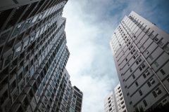 全能影视推荐高分韩剧封面，现代都市背景男女主角对视